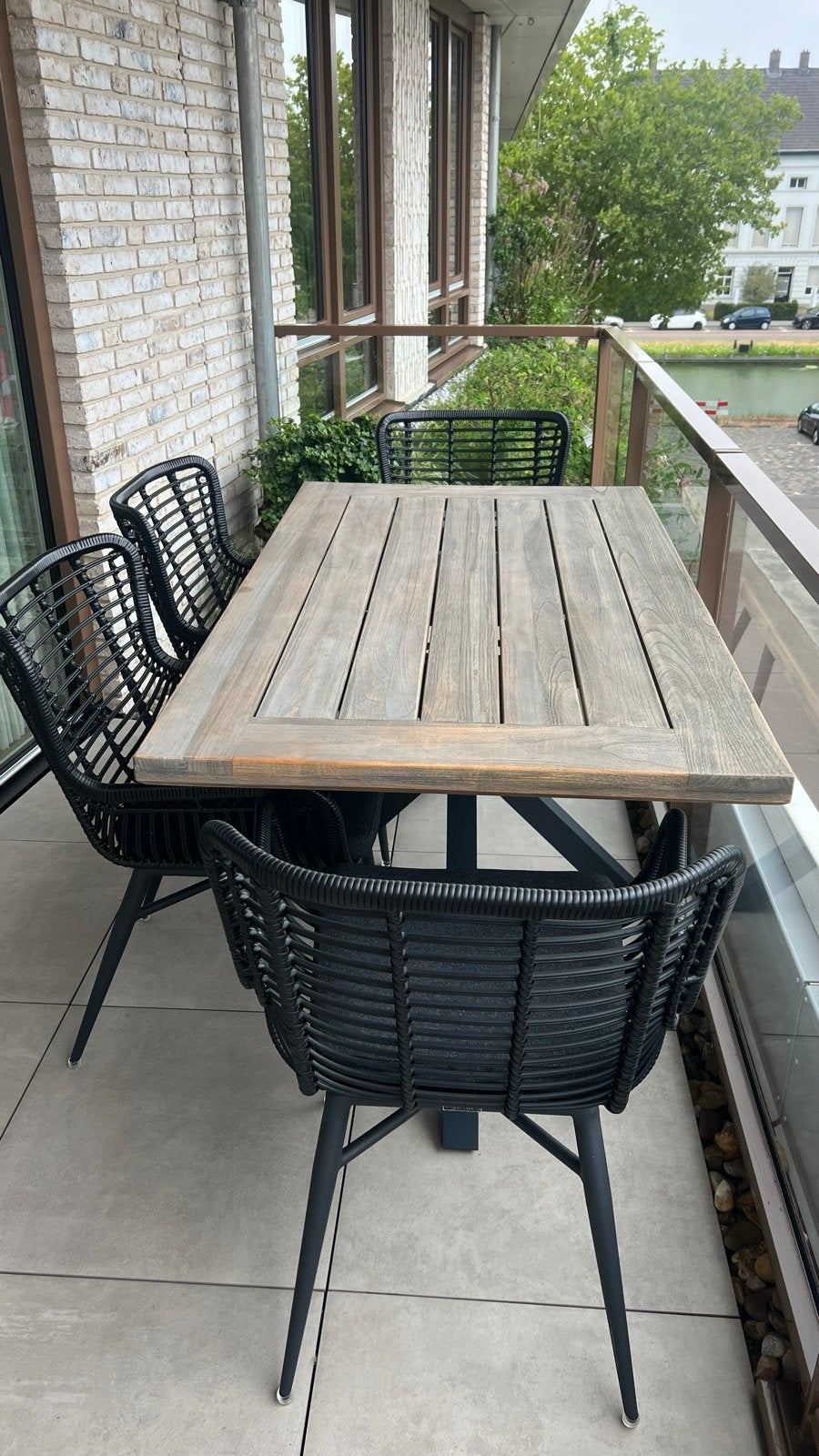 Moderne tuinset met 4 stoelen en houten tafel, Ophalen, 4 zitplaatsen, Eettafel, Zo goed als nieuw