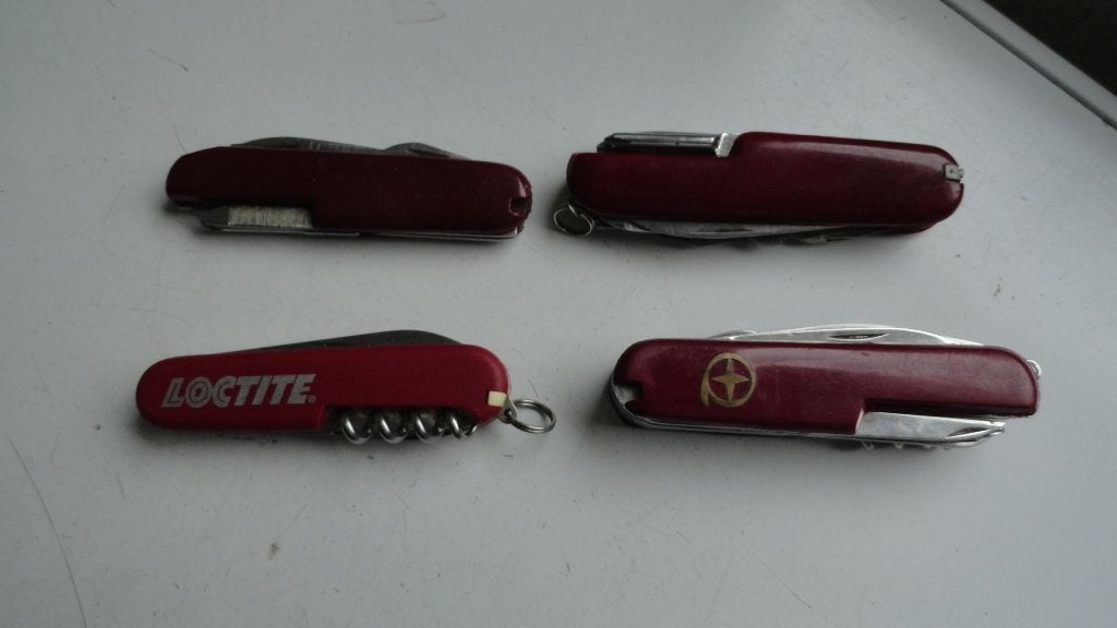 Zakmes, rood, 4 stuks waaronder Victorinox, Antiek en Kunst, Antiek | Gereedschap en Instrumenten, Ophalen of Verzenden