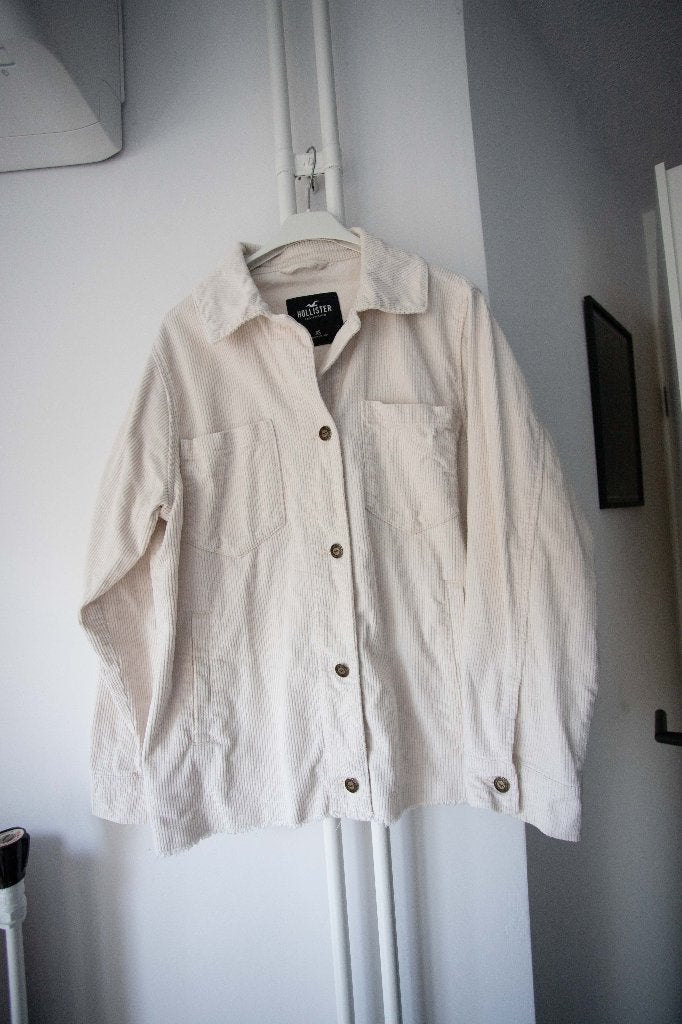 Wit rib spijkerjasje Hollister maat XS, oversized valt als S, Wit, Ophalen of Verzenden, Maat 36 (S), Gedragen