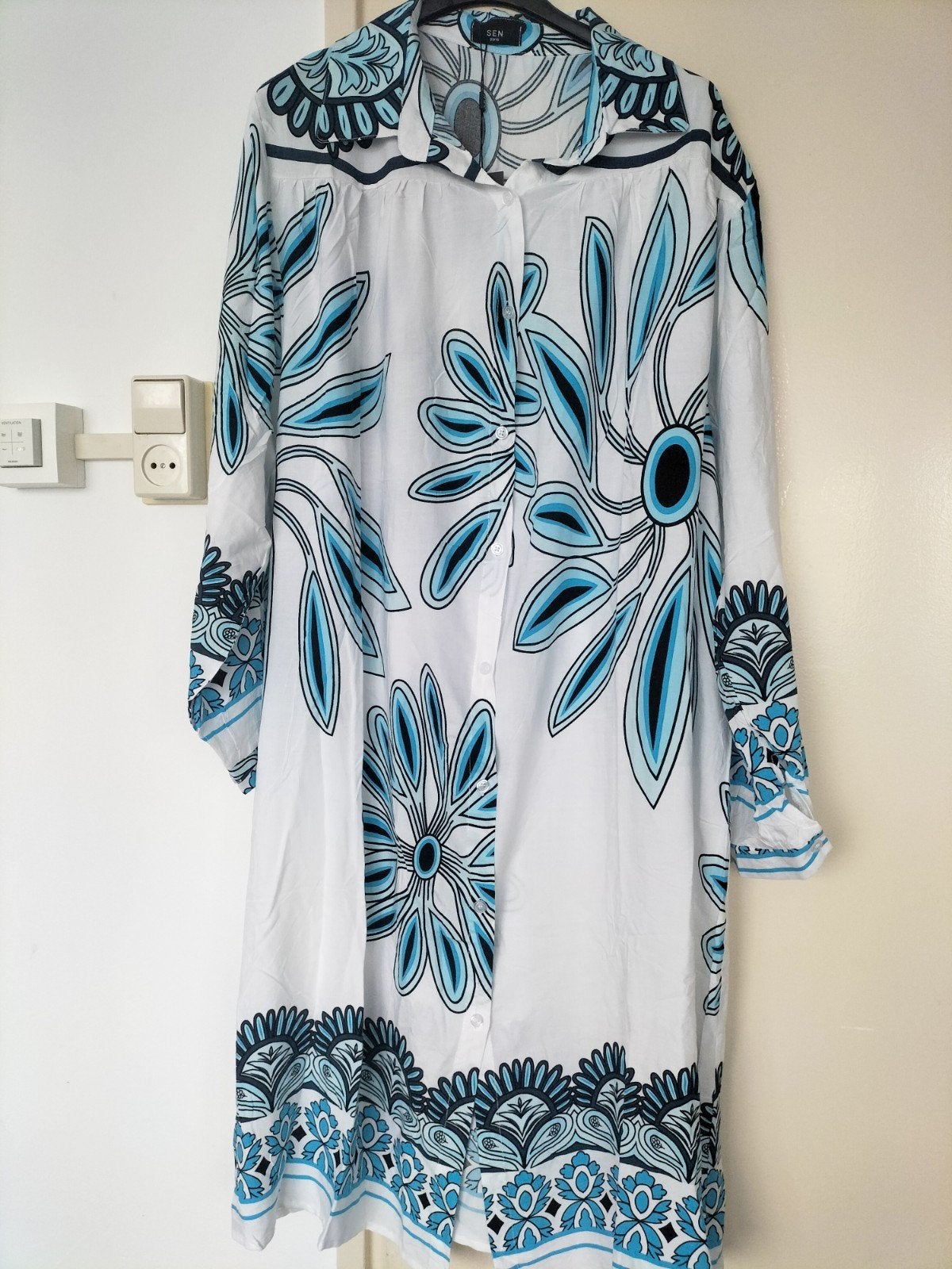 Witte blousejurk met blauw bloemenpatroon - Maat 40-44, Wit, Maat 42/44 (L), Nieuw, Ophalen of Verzenden