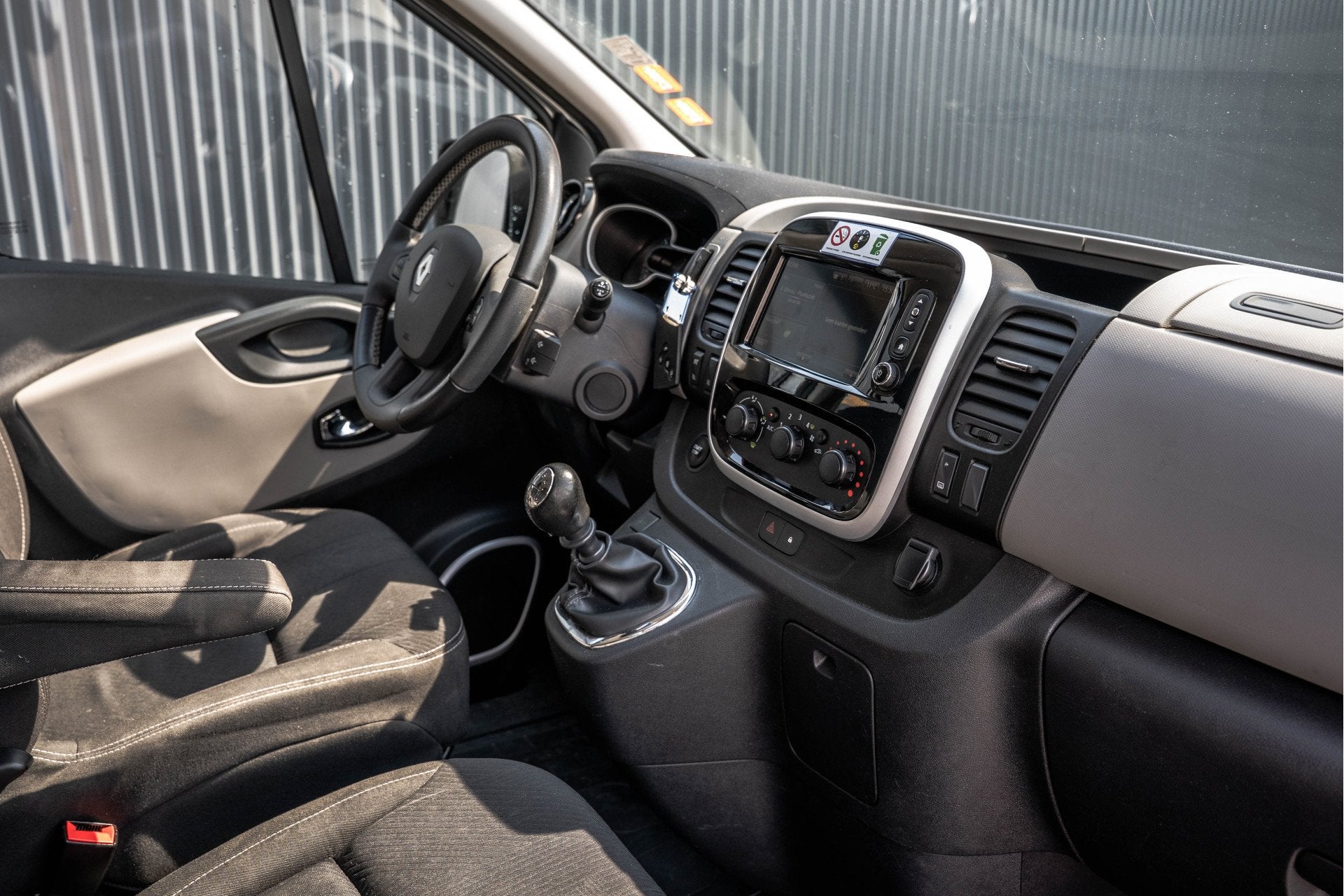 Renault Trafic Passenger *1.6dCi 9-Pers L2H1 | Incl. BPM, BT, Auto's, Voorwielaandrijving, Stof, Gebruikt, 2000 kg