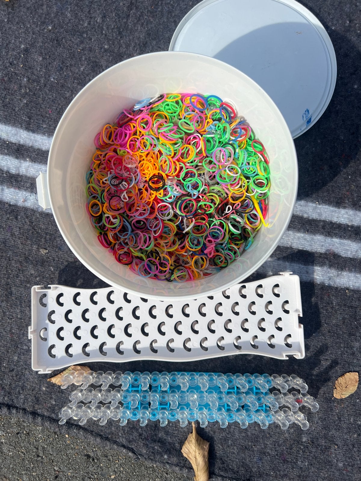 Grote emmer Loom Bandjes met twee weefgetouwen, Hobby en Vrije tijd, Gebruikt, Meerkleurig, Ophalen of Verzenden, Kunststof