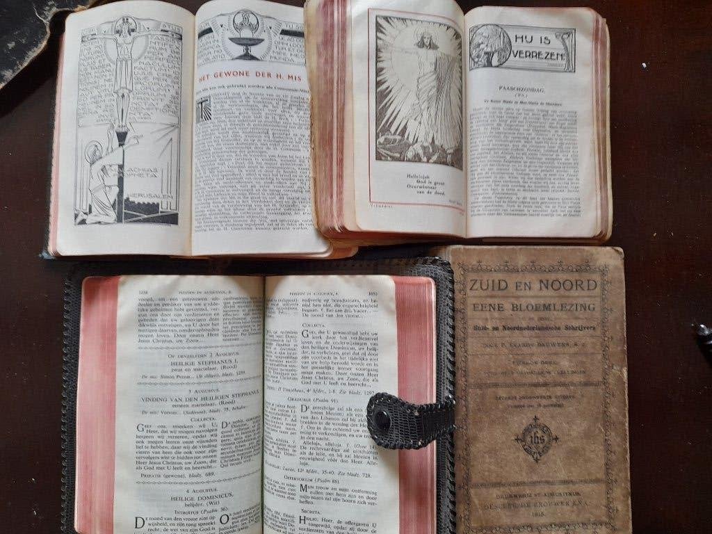 4 OUDE KATHOLIEKE KERKBOEKEN (3 IN HOES)., Ophalen, Diverse