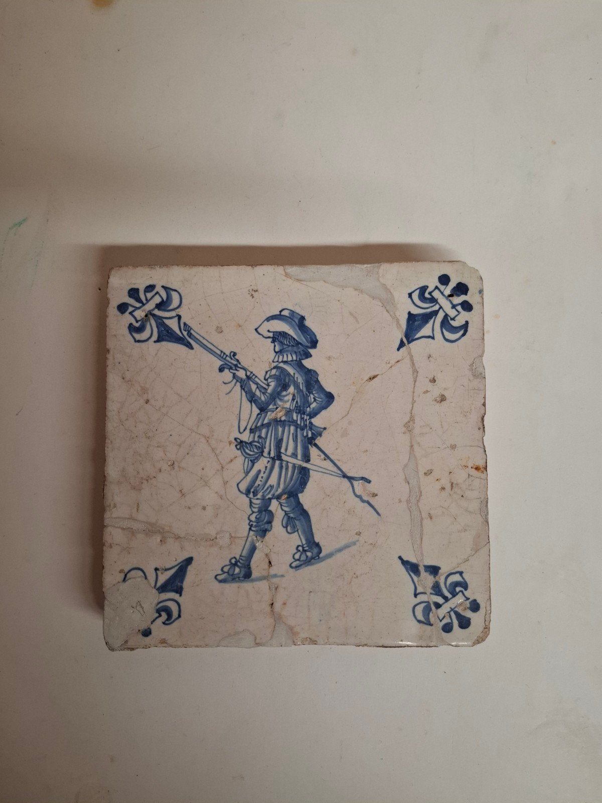 oud nederlandse tinglazuure tegel musketier/ soldaat 1625-, Ophalen of Verzenden