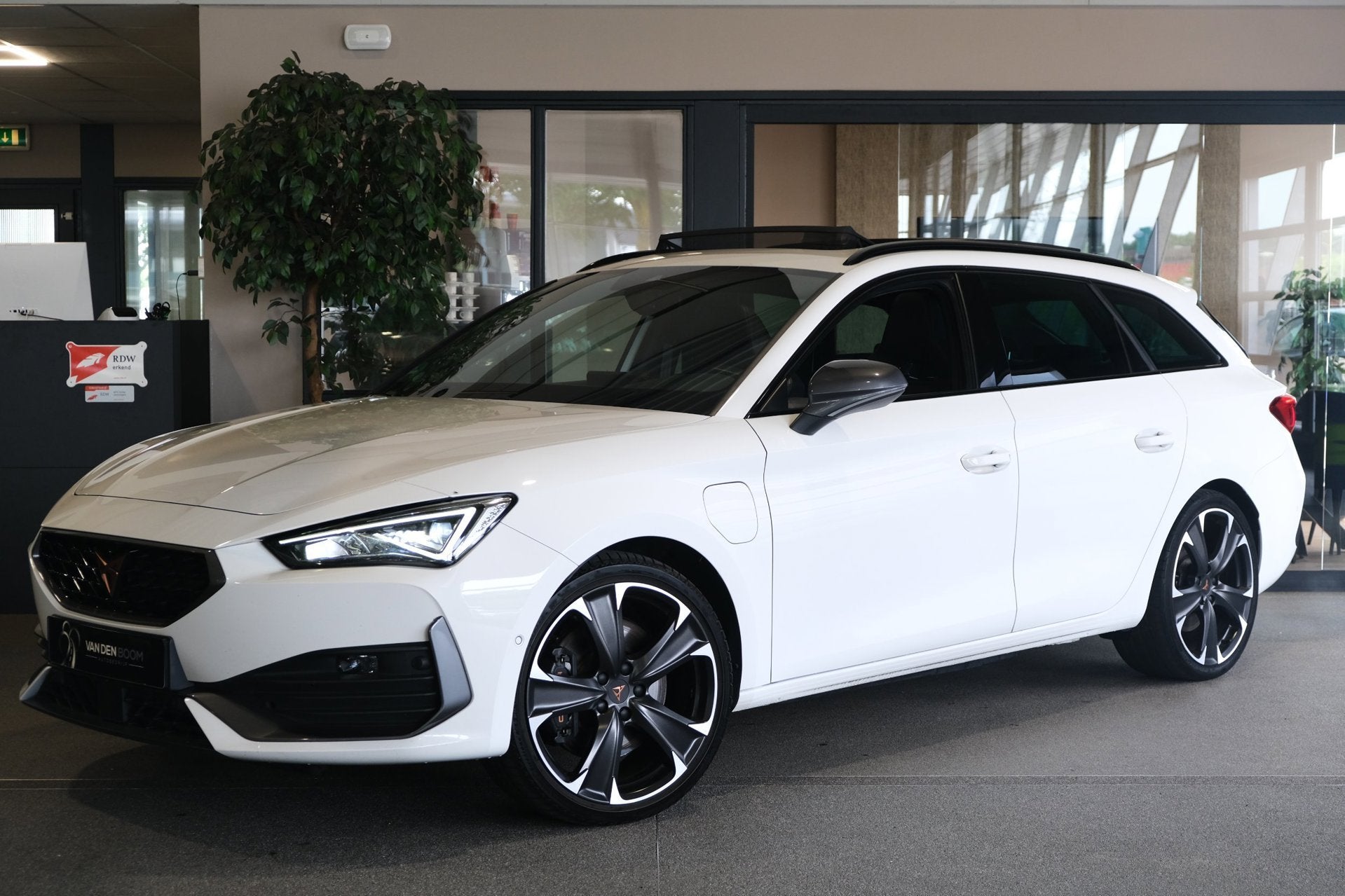CUPRA Leon Sportstourer 1.4 e-Hybrid VZ 245PK Pano SuperSpor, Auto's, Cupra, 77 km/l, Gebruikt, Zwart, 4 cilinders