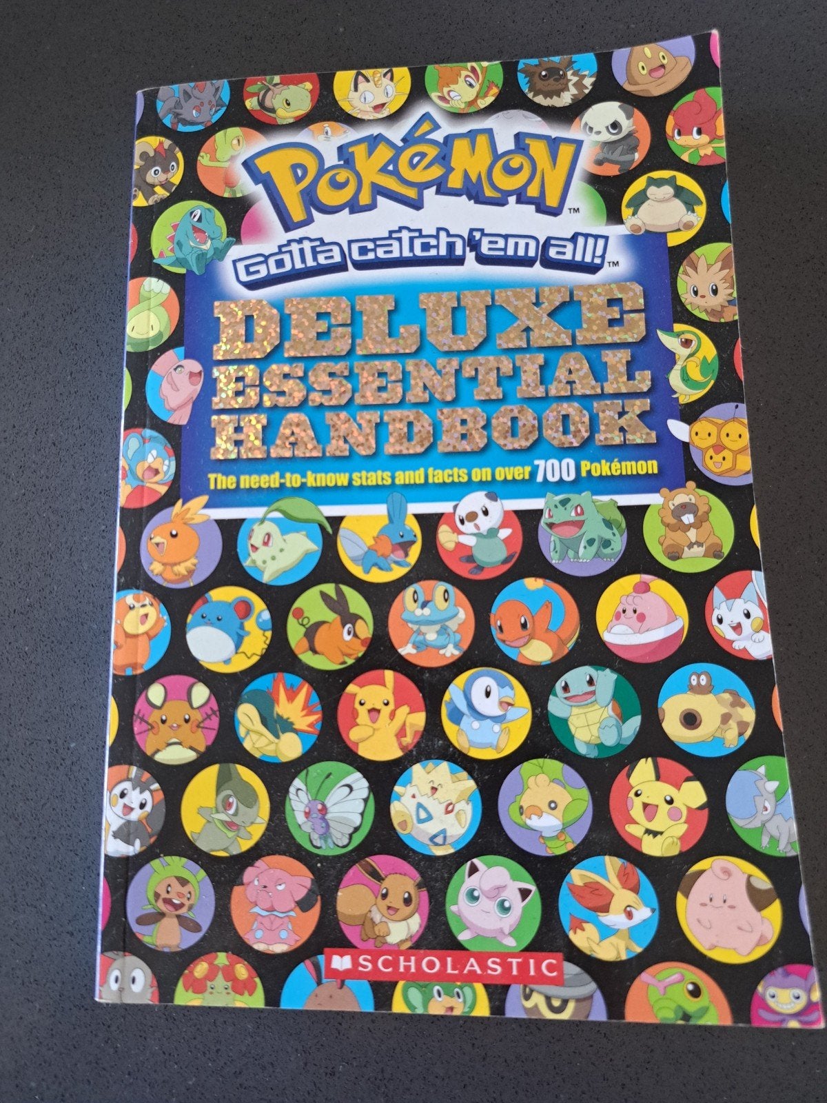 Pokémon Deluxe Essential Handbook - Meer dan 700 Pokémon, Boeken, Ophalen of Verzenden, Zo goed als nieuw, Scholastic