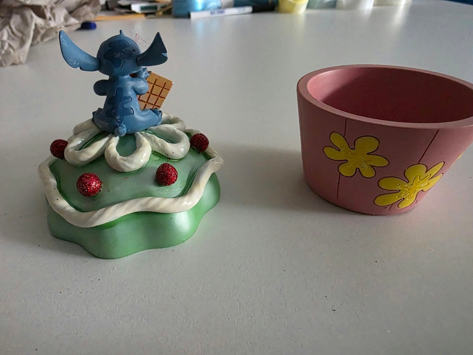 Stitch en Angel cupcake beeldjes - Disneyland Parijs, Verzamelen, Ophalen, Overige figuren, Zo goed als nieuw, Beeldje of Figuurtje
