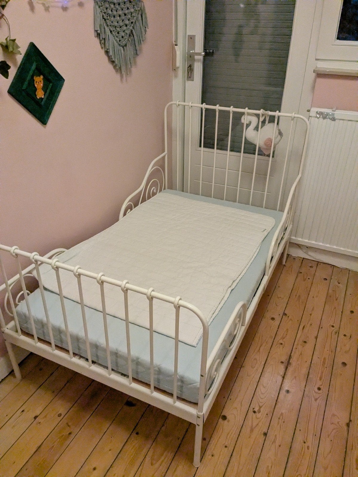 IKEA uitschuifbaar kinderbedje, wit, Ophalen, 70 tot 85 cm, Zo goed als nieuw, Minder dan 140 cm