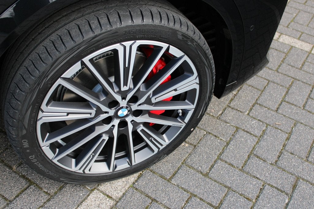 BMW iX2 eDrive20 M Sport / Trekhaak / Sportstoelen / Adaptie, IX2, Met garantie (alle), Zwart, Stoelverwarming