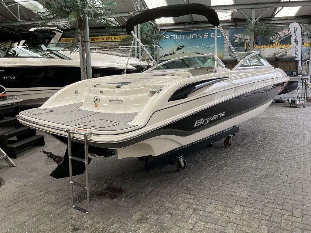 Bryant 246 Bowrider (bj 2009), Watersport en Boten, Speedboten, Gebruikt, Polyester, Benzine