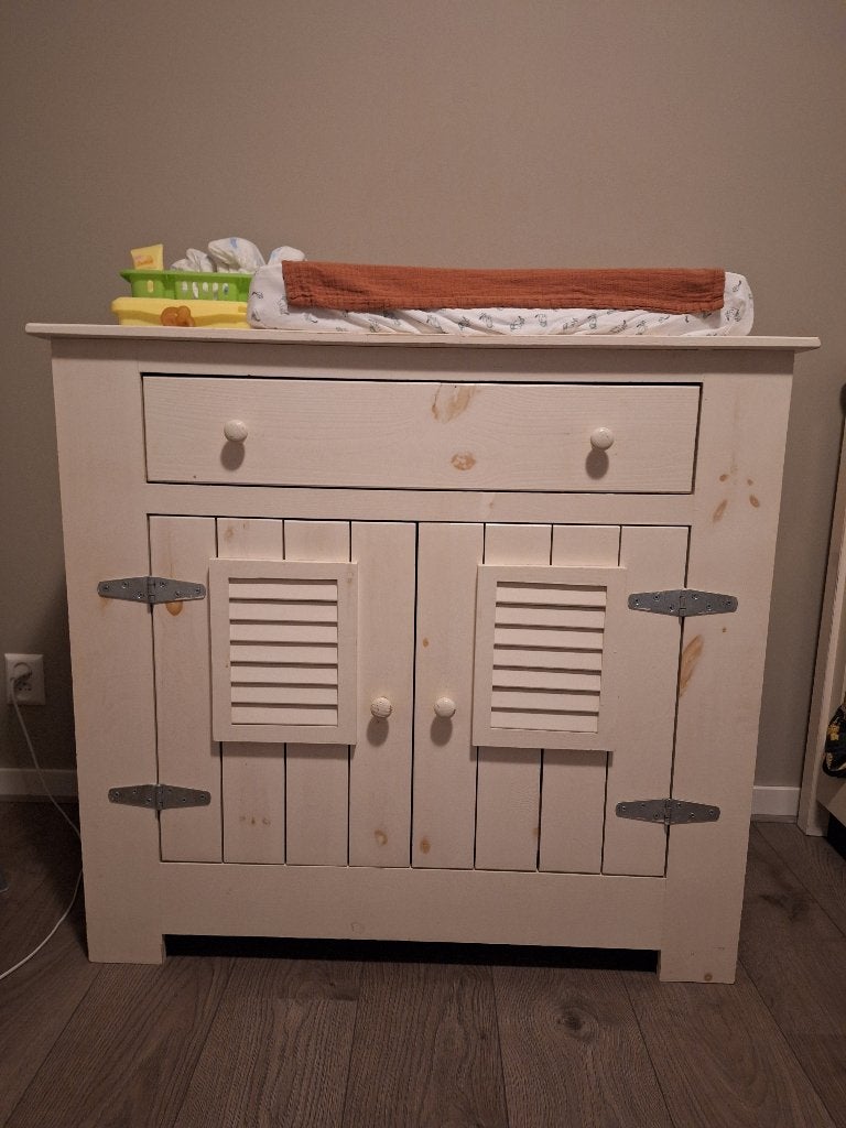 mooie solide wit houtlook commode, Kinderen en Baby's, Kinderkamer | Commodes en Kasten, Ophalen, Gebruikt, 50 tot 70 cm, 100 cm of meer
