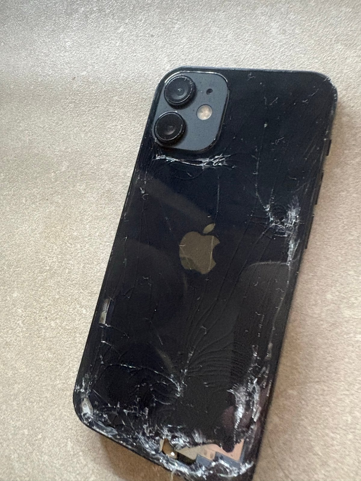 Defecte iPhone 12 Mini - Achterkant gebroken, Telecommunicatie, Mobiele telefoons | Apple iPhone, 128 GB, IPhone 12 Mini, Zwart