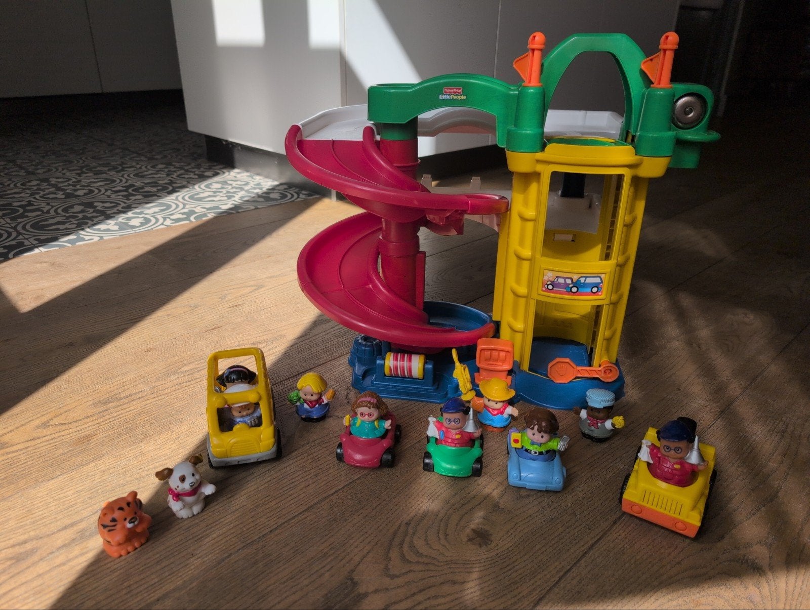 Fisher Price L1343 garage met extra auto's en figuurtjes, Kinderen en Baby's, Ophalen of Verzenden, Gebruikt, Speelset