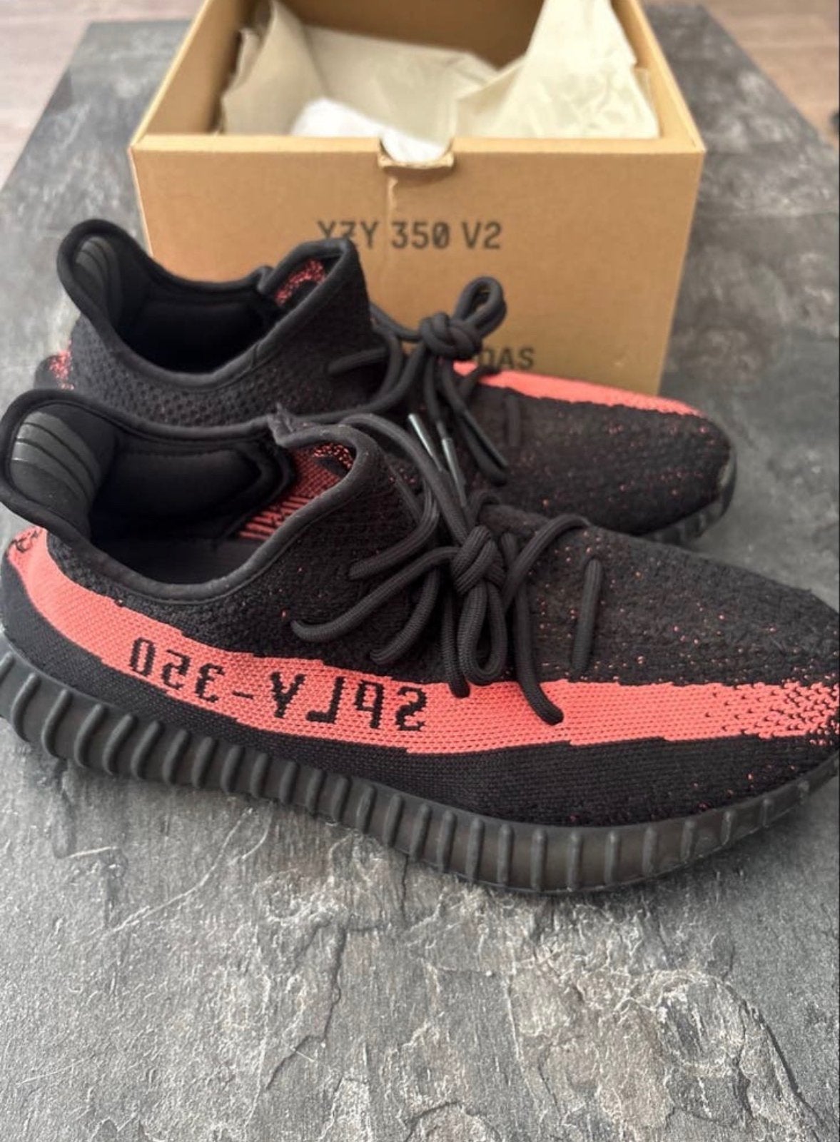 Yeezy Boost 350 V2 Core Black Red - Maat 44, Ophalen, Zo goed als nieuw, Zwart, Sneakers of Gympen