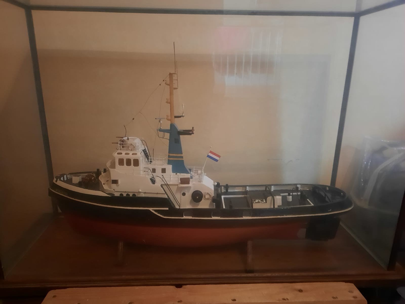 Gedetailleerd Sleepboot Model in Vitrine, Hobby en Vrije tijd, Modelbouw | Boten en Schepen, Ophalen, Zo goed als nieuw, Groter dan 1:32
