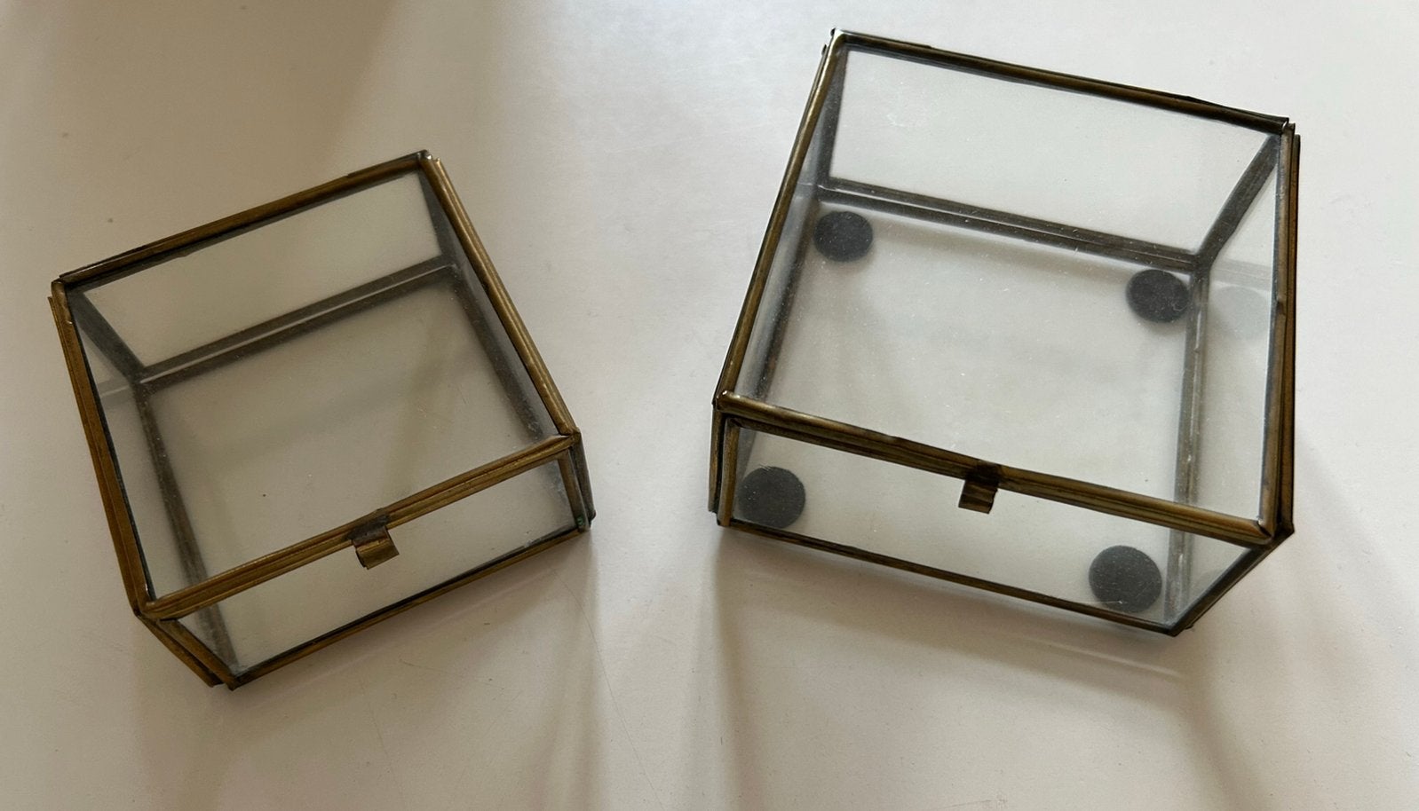 2 Glazen sieradendoosjes / vitrinedoosjes, Ophalen of Verzenden