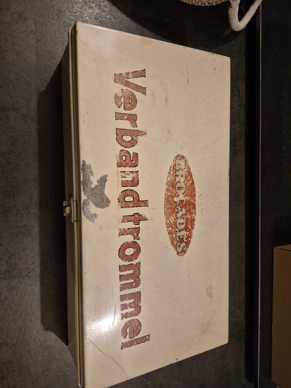 Retro, vintage, brocante verbandtrommel, Ophalen