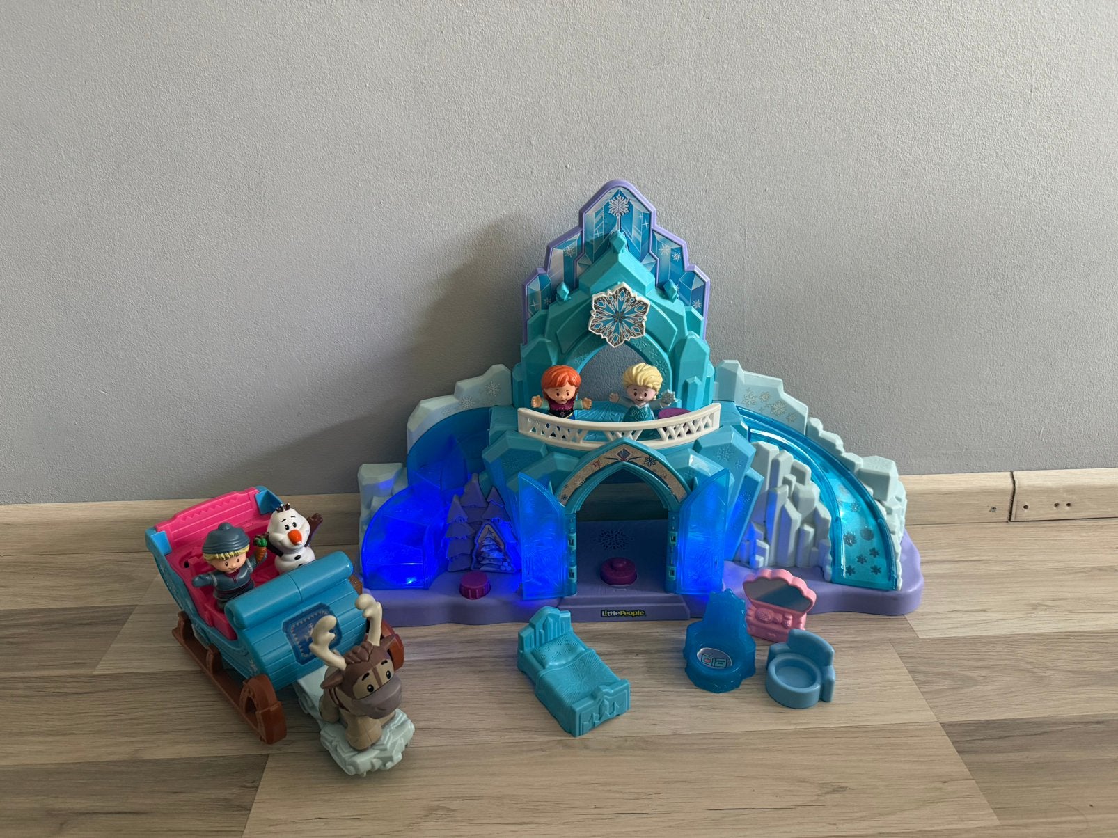 Little people frozen kasteel met slee, Ophalen, Gebruikt, Met licht