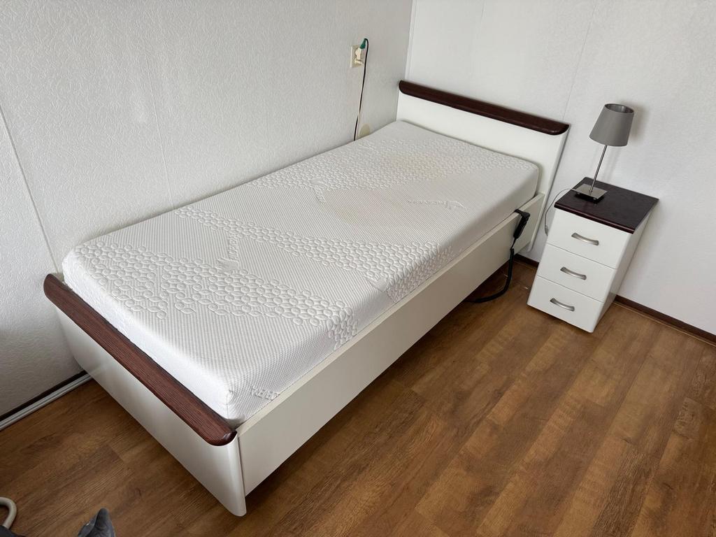 Seniorenbed elektrisch verstelbaar met matras en nachtkastje, Ophalen, Verstelbaar, 90 cm, Eenpersoons