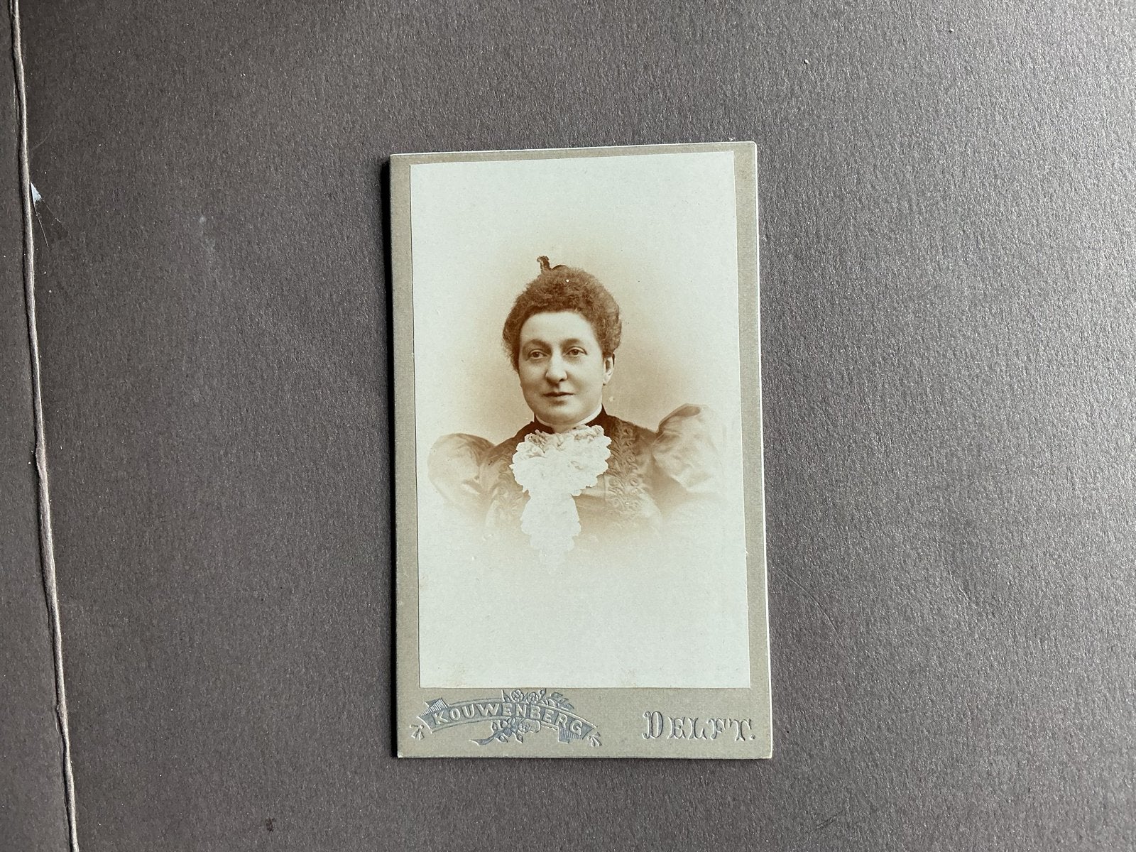 Antieke foto van vrouw, Atelier Kouwenberg Delft CDV, Gebruikt, Verzenden, Foto, Voor 1940