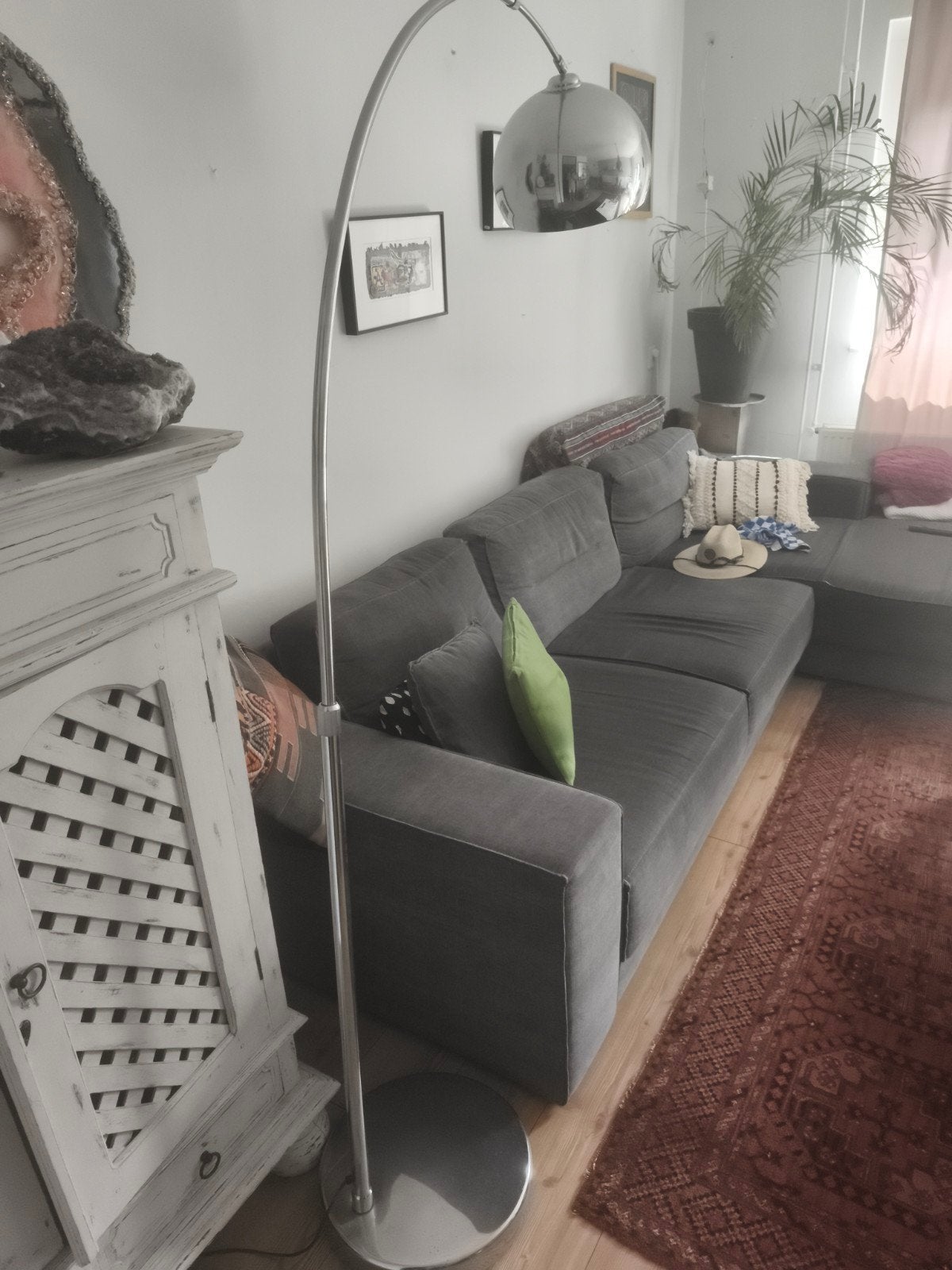 Moderne booglamp met chromen bolkap, Huis en Inrichting, Lampen | Vloerlampen, Gebruikt, 150 tot 200 cm, Metaal, E27 (groot), Ophalen