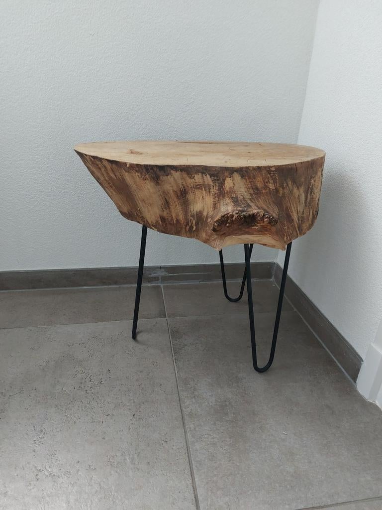 Unieke bijzettafel boomstamtafel met metalen poten, Ophalen, Minder dan 45 cm, Zo goed als nieuw, Overige vormen