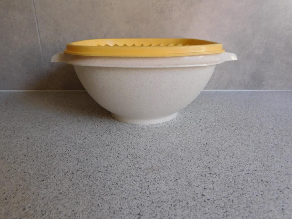 Tupperware Tupperware Servalier Bowl 17,5 cm. Crème Geel, Huis en Inrichting, Keuken | Tupperware, Ophalen of Verzenden, Zo goed als nieuw
