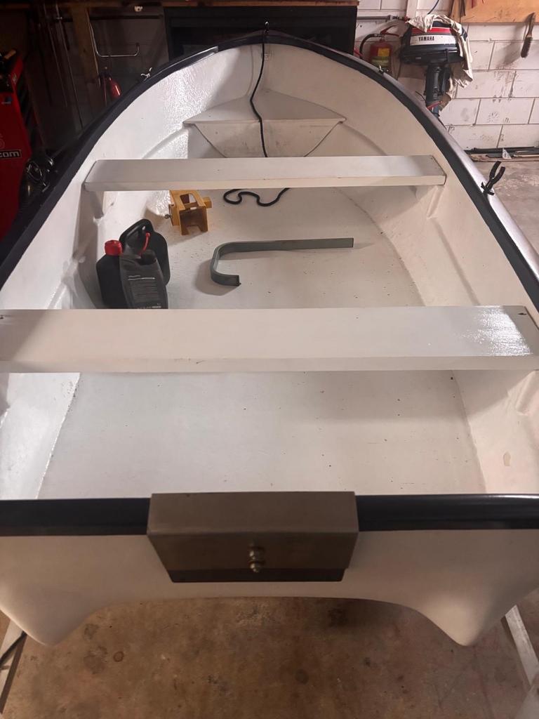 Witte Boot met buitenboordmotor en aanhanger strak in de lak, Ophalen of Verzenden, Zo goed als nieuw