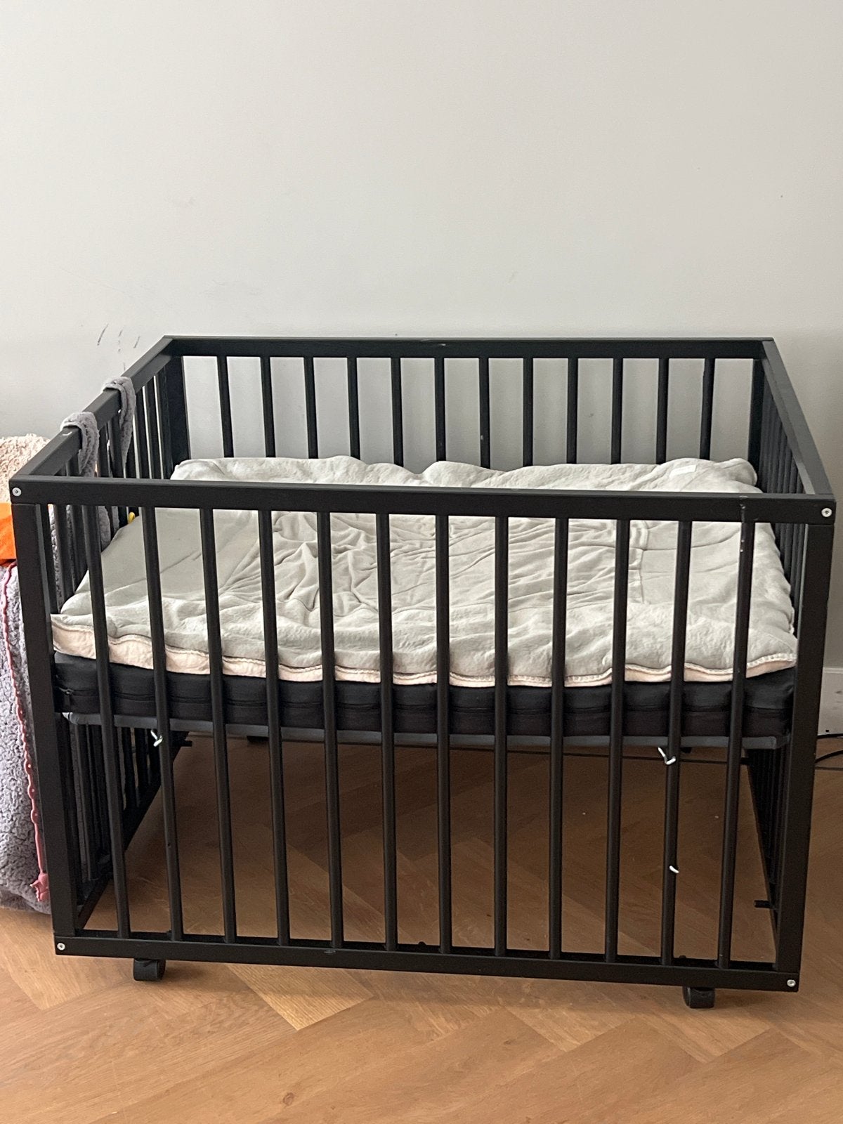 Zwarte box met matras en wieltjes, Ophalen, Gebruikt, Ledikant