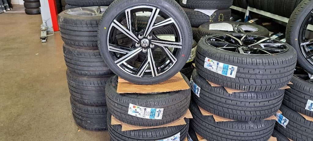 Polo GTI/R  215/45R17 Santiago Black/polish velgen set 5/100, Auto-onderdelen, Banden en Velgen, Ophalen, Sentury, Vredestein