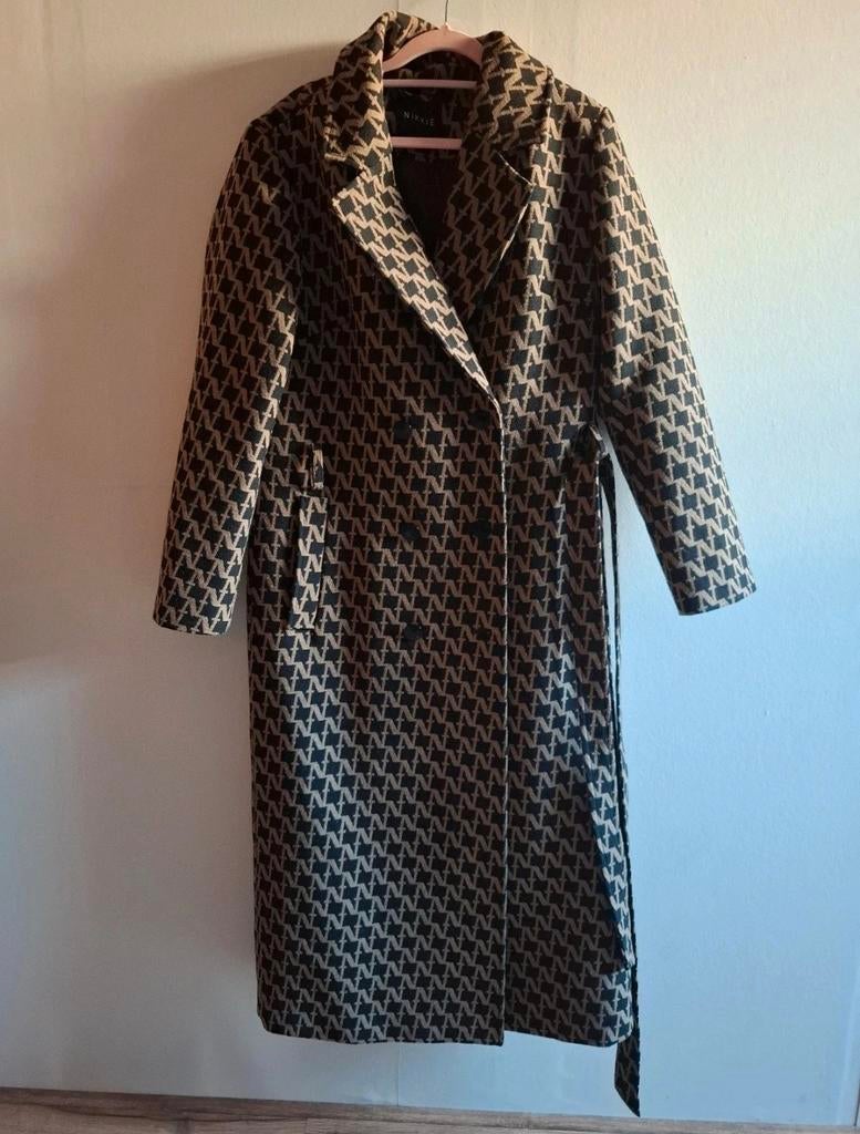 Lange NIKKIE mantel met monogram print, maat 40, Maat 38/40 (M), Zwart, Ophalen of Verzenden, Zo goed als nieuw
