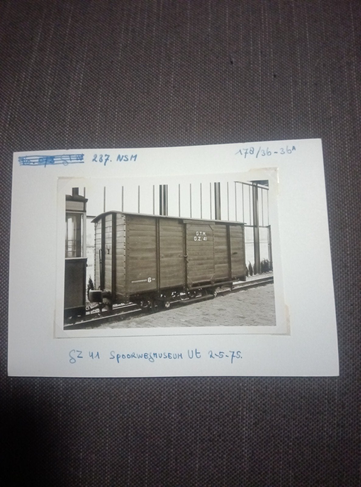 Zwart-wit foto goederenwagon Spoorwegmuseum Utrecht, Ophalen of Verzenden, Gebruikt, Trein, Kaart of Prent
