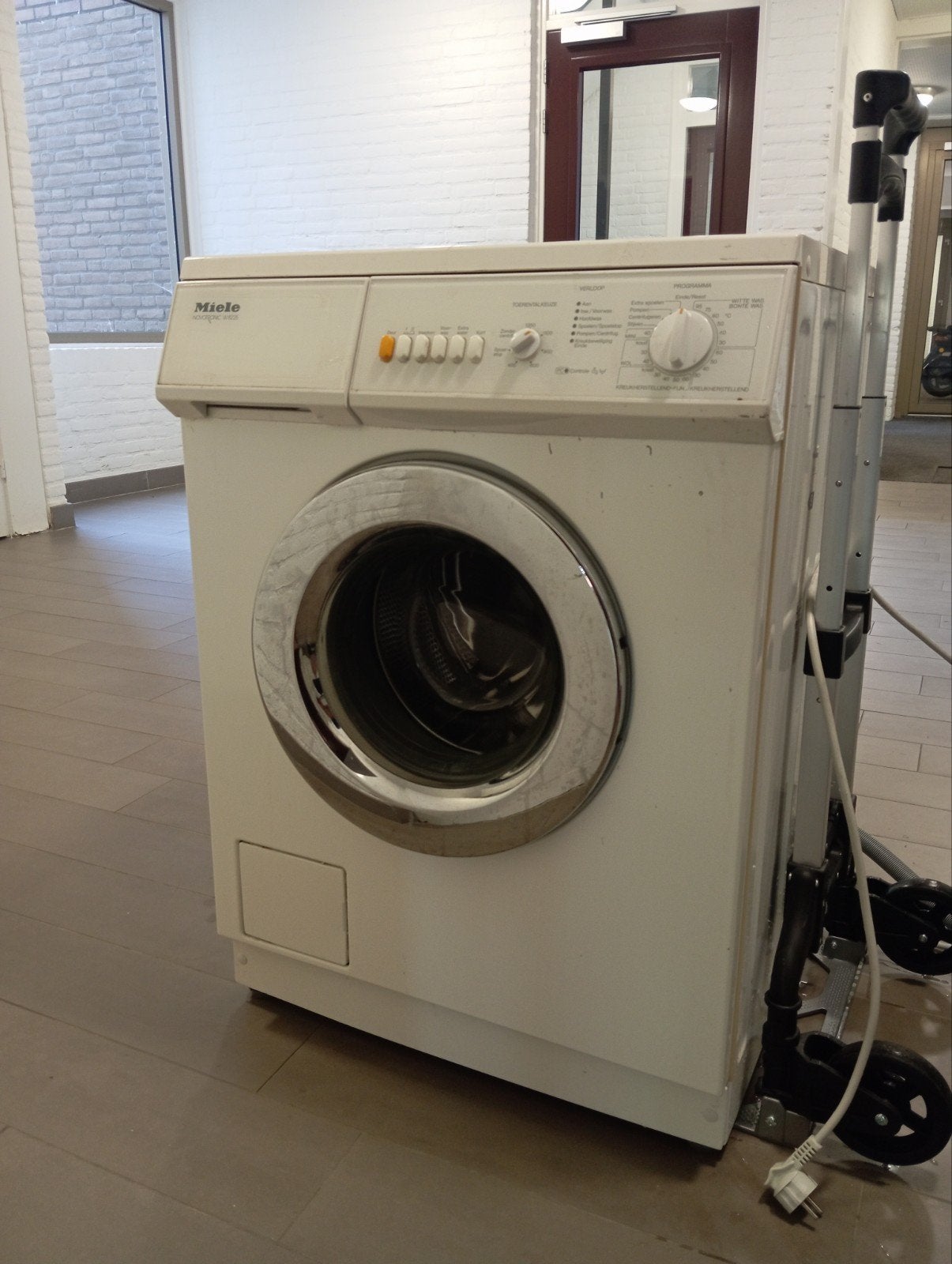 Defecte Miele Novotronic W 8225 wasmachine voor onderdelen, Ophalen, 1200 tot 1600 toeren, Voorlader, Niet werkend