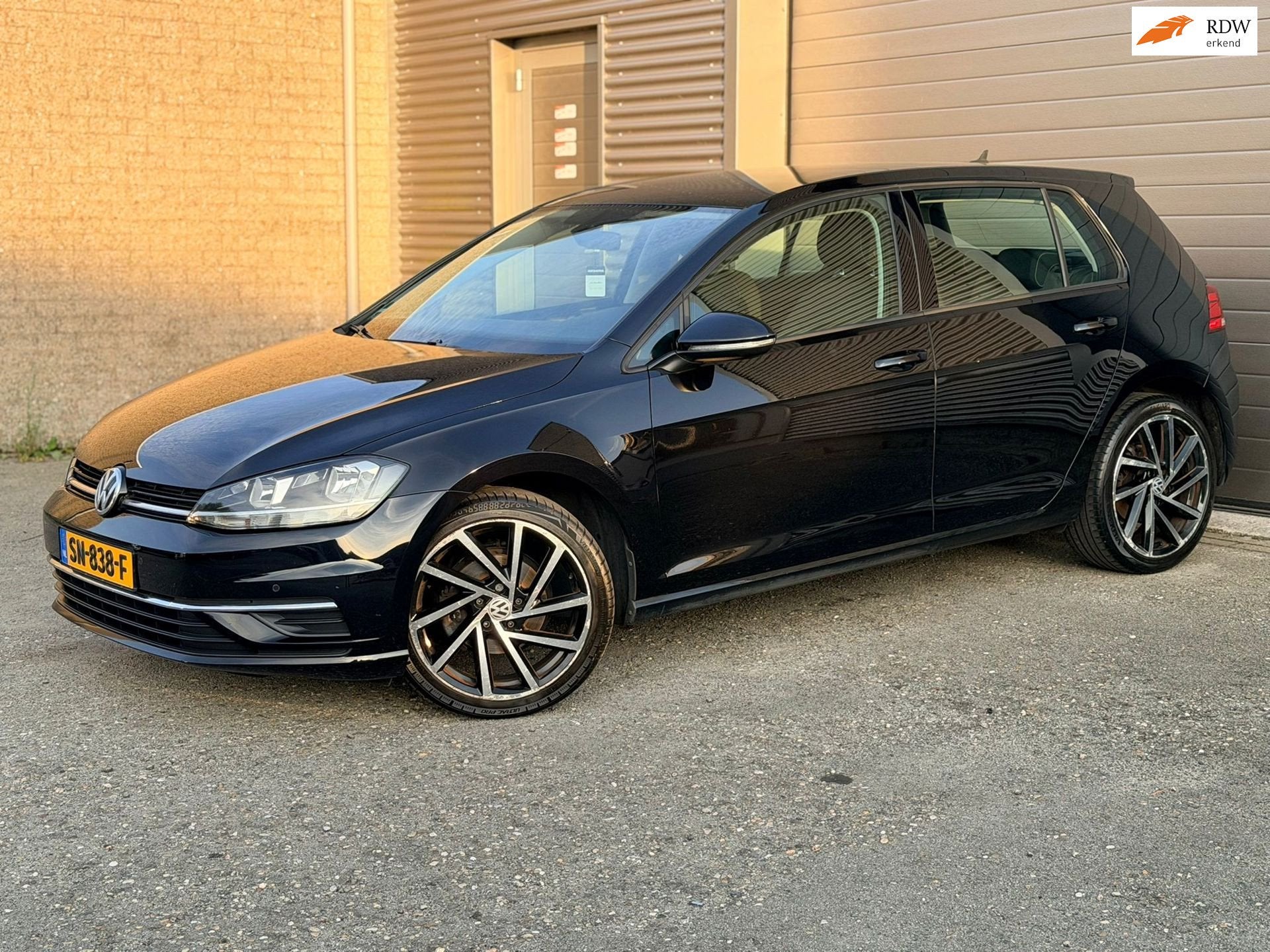 Volkswagen Golf 1.0 TSI DSG|CARPLAY, Auto's, Volkswagen, Gebruikt, Euro 6, 620 kg, Zwart
