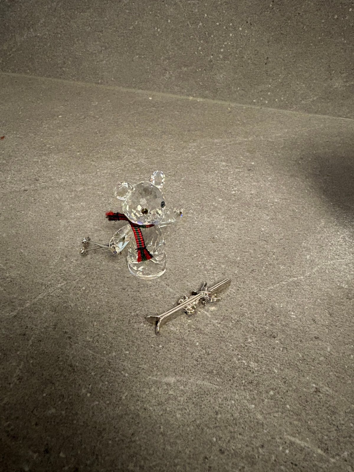 Swarovski Kris Beer met ski’s – 234710 – met originele doos, Ophalen of Verzenden, Gebruikt, Figuurtje
