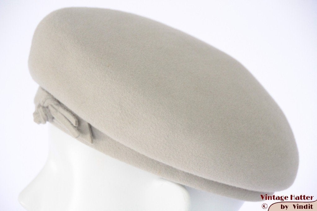 kleine Vintage Dameshoed pillbox baret zacht grijs vilt 54, 134 t/m 140, Gebruikt, Meisje, Hoed