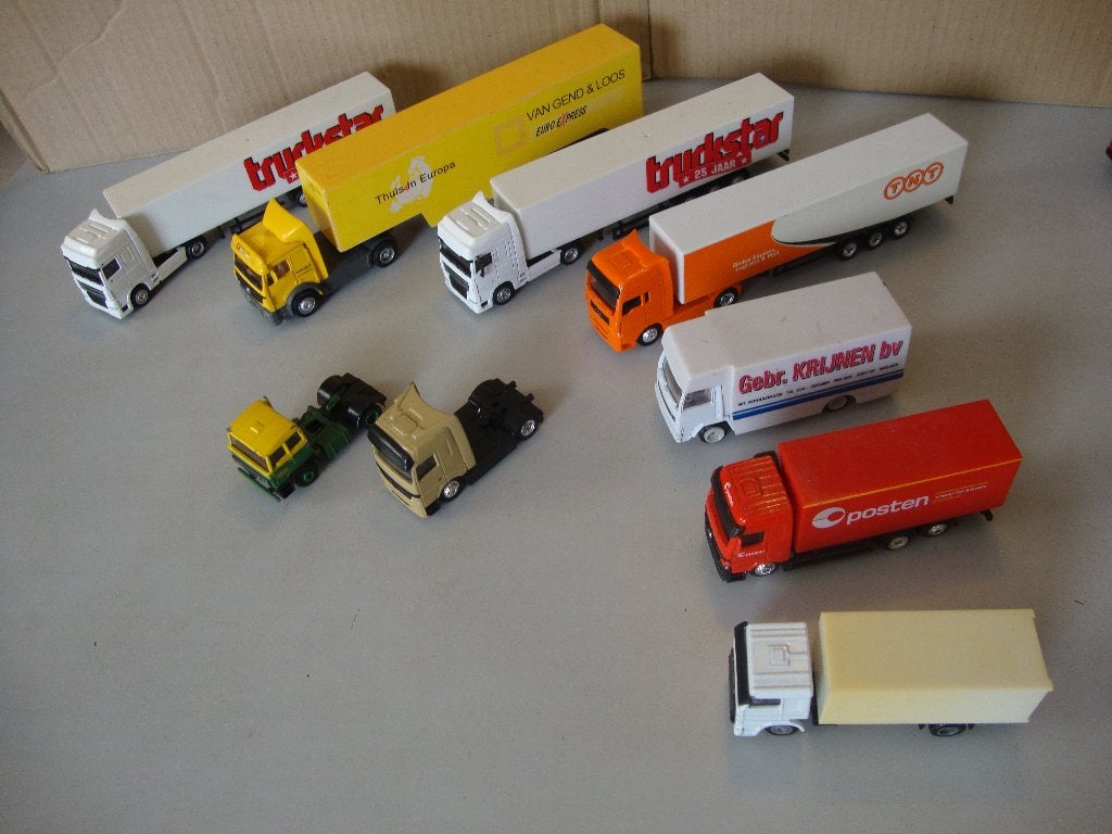 diverse model vrachtwagens en losse trekkers, Ophalen of Verzenden, Bus of Vrachtwagen