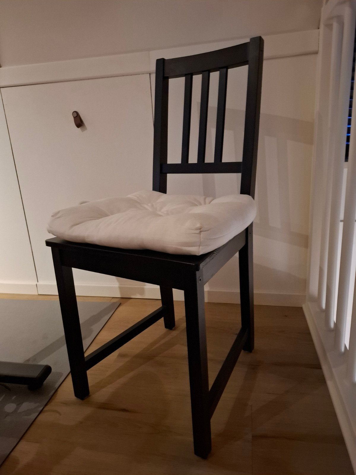 Zwarte eetkamerstoel Stefan met zitkussen, Ikea, Ophalen, Zo goed als nieuw, Zwart, Eén
