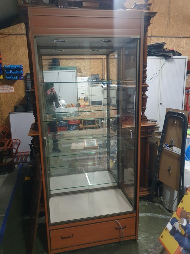 Mooie vitrinekast met licht, Huis en Inrichting, Zo goed als nieuw, 150 tot 200 cm, 25 tot 50 cm, 50 tot 100 cm