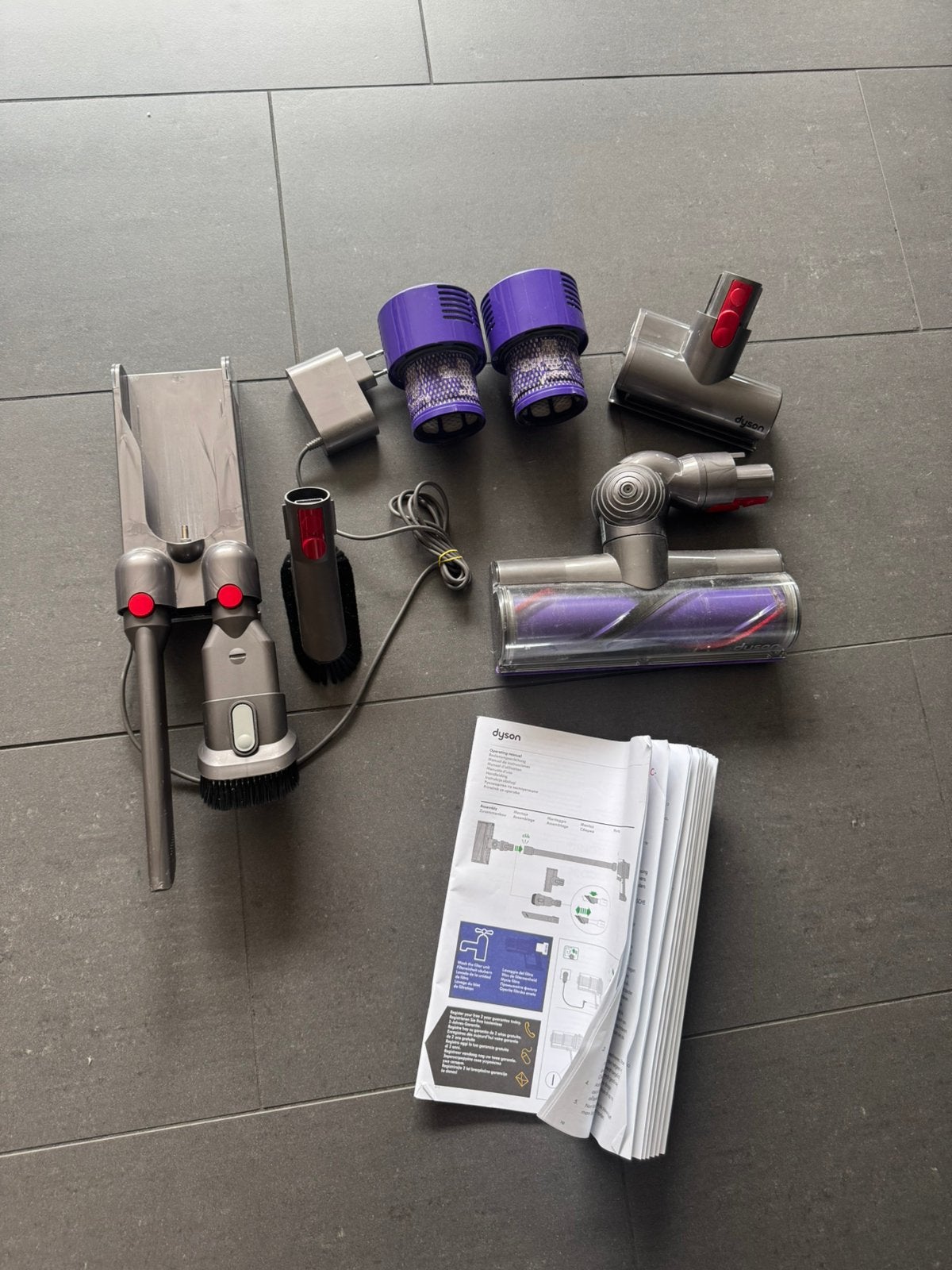 Dyson V10 + toebehoren, Witgoed en Apparatuur, Ophalen, Gebruikt, Steelstofzuiger, Dyson