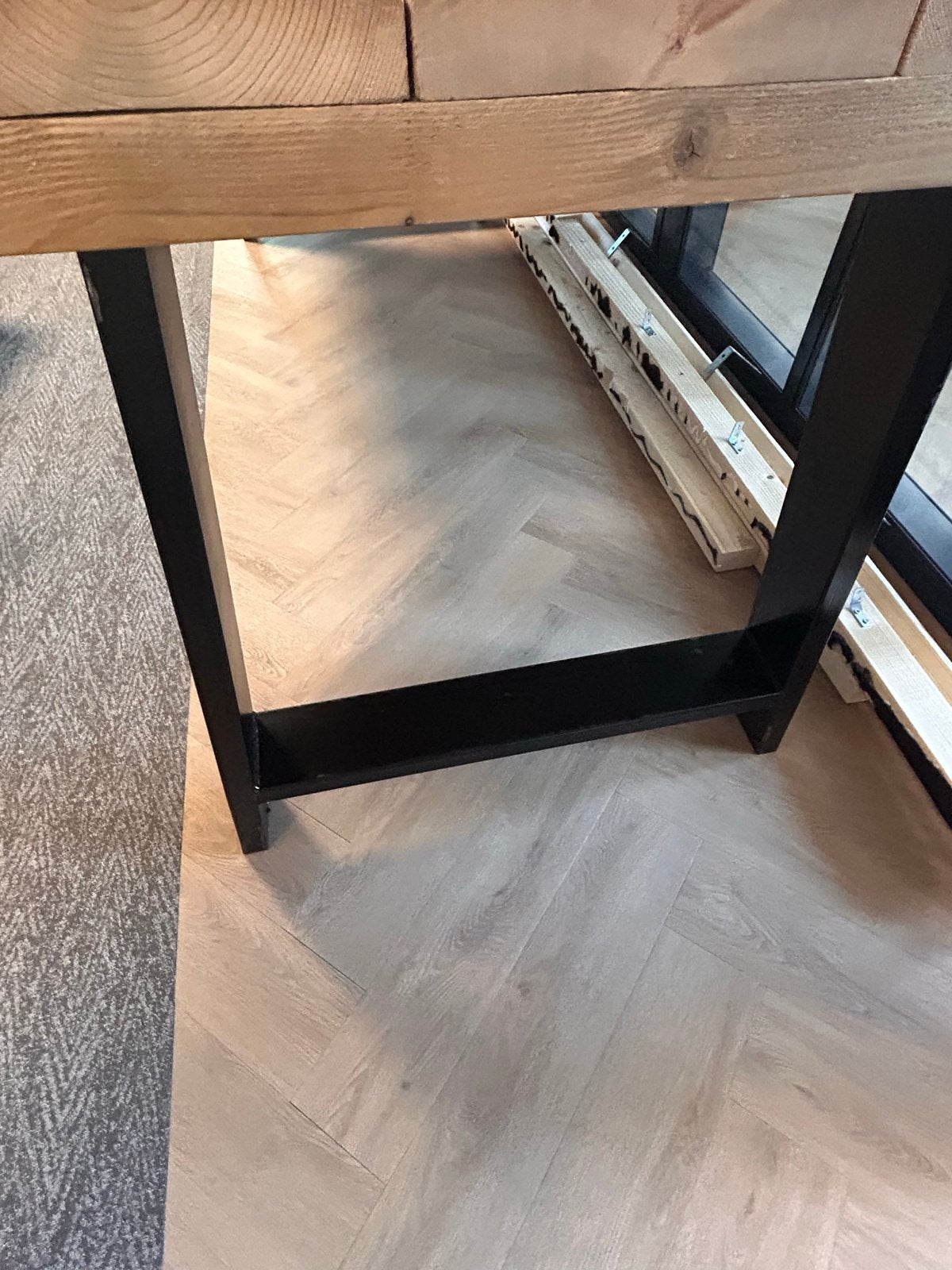 Robuuste houten tafel met metalen onderstel, Ophalen, Gebruikt, 50 tot 100 cm, 150 tot 200 cm