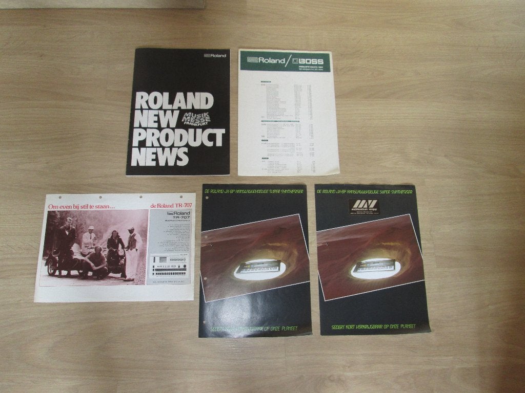 Roland 4 synthesizer/productcatalogi (JX-8P)+Prijslijst '84', Muziek en Instrumenten, Ophalen of Verzenden, Gebruikt, Overige aantallen