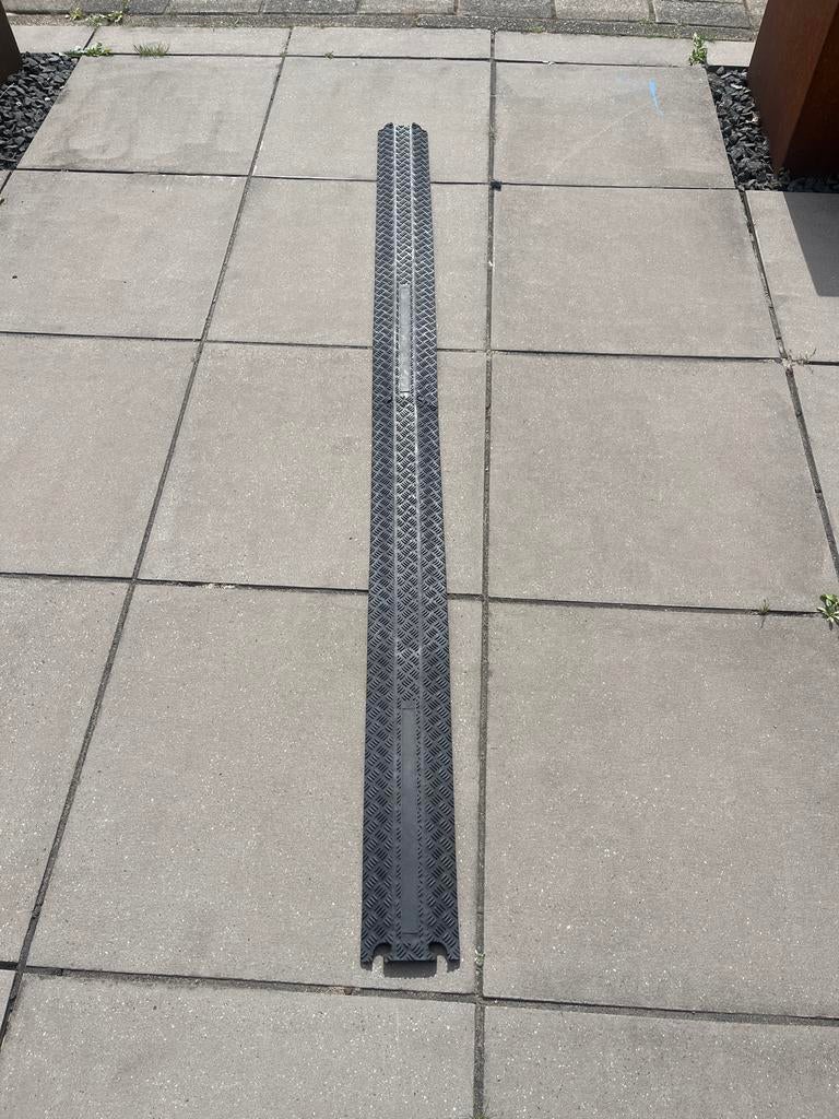 2x Kabelgoot / Kabelbrug - 1 meter lang, Doe-het-zelf en Verbouw, Ophalen of Verzenden, Gebruikt