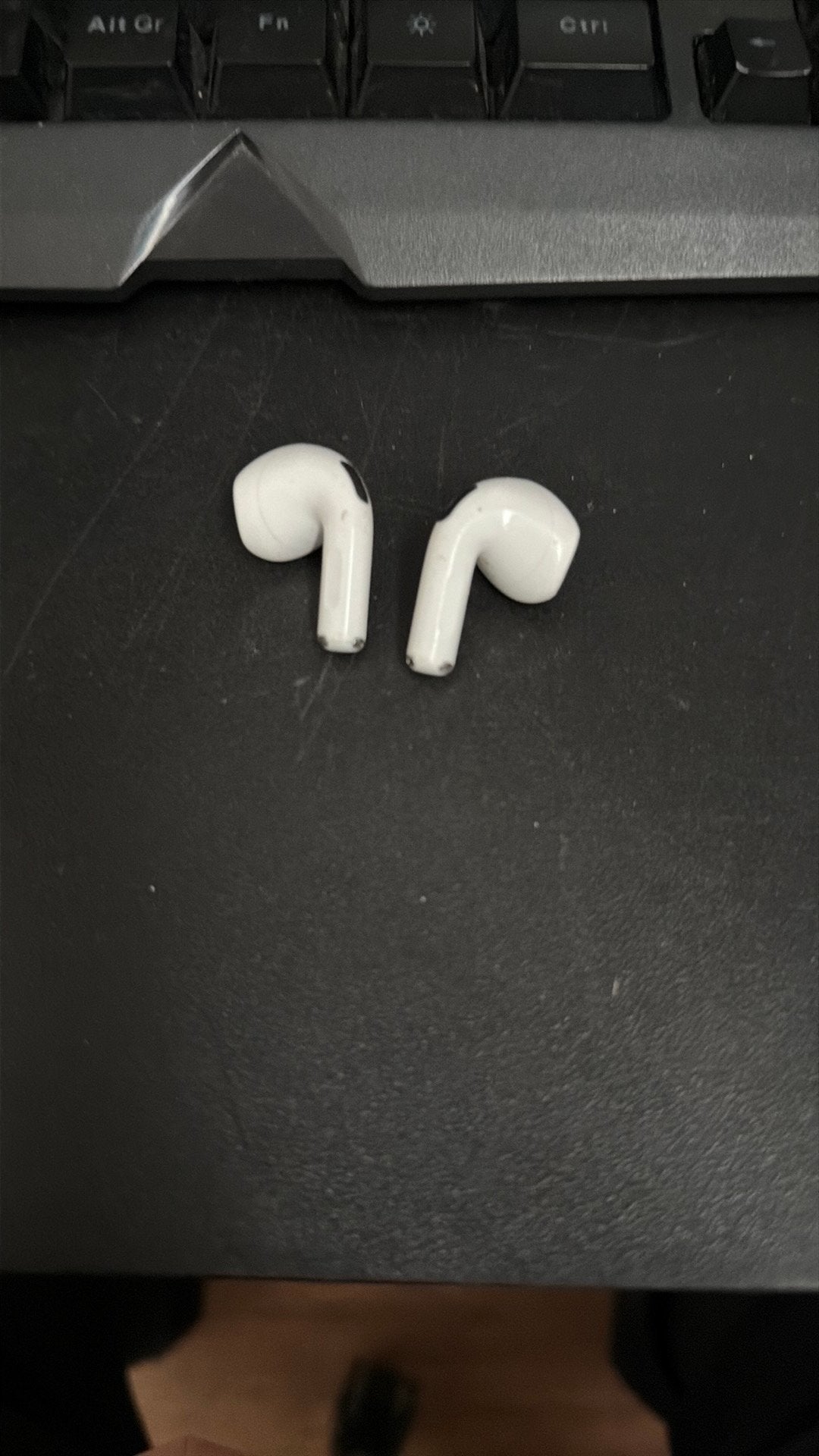 Apple AirPods 4 oortjes (zonder case), Ophalen of Verzenden, Zo goed als nieuw, Overige merken, Draadloos