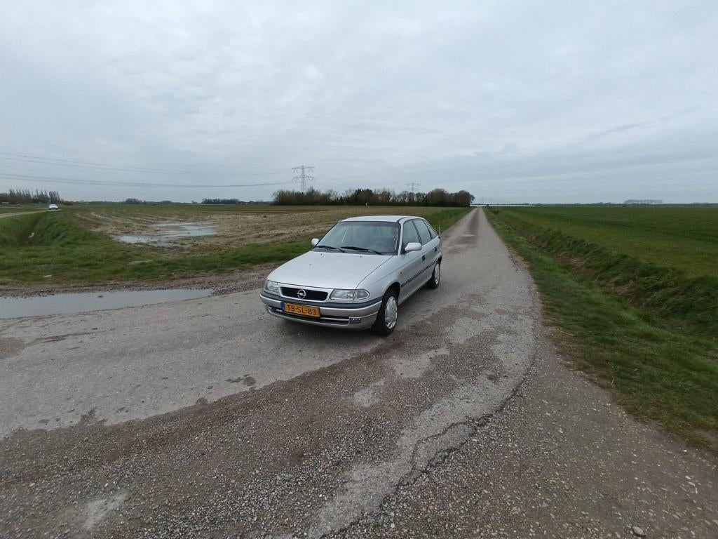 Opel Astra 1.6 I AUT 1998 Grijs, Stof, 74 pk, 4 cilinders, Origineel Nederlands