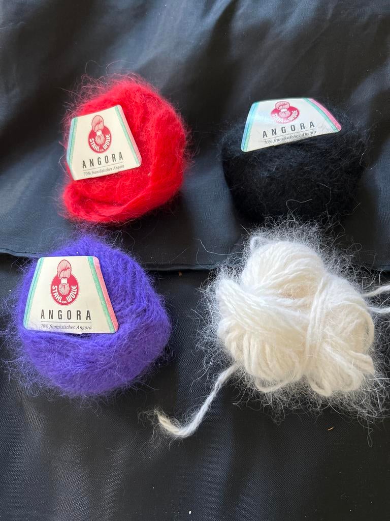 Angora wol in rood, zwart, paars en wit, Hobby en Vrije tijd, Breien en Haken, Ophalen of Verzenden, Gebruikt, Breien of Haken