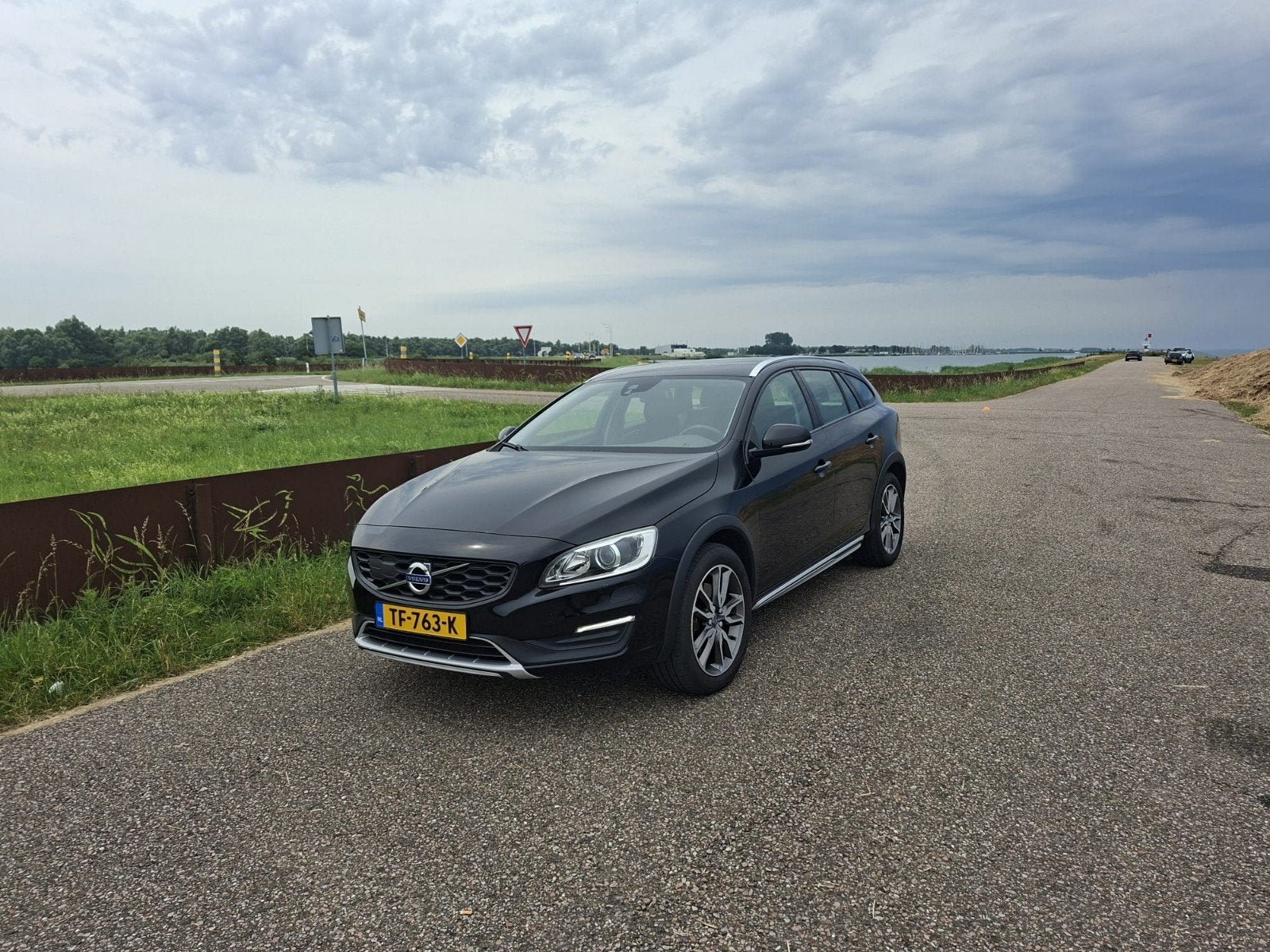 Volvo V60 D3 150pk Geartronic 2016 Zwart, Auto's, 1800 kg, Zwart, 4 cilinders, 1969 cc