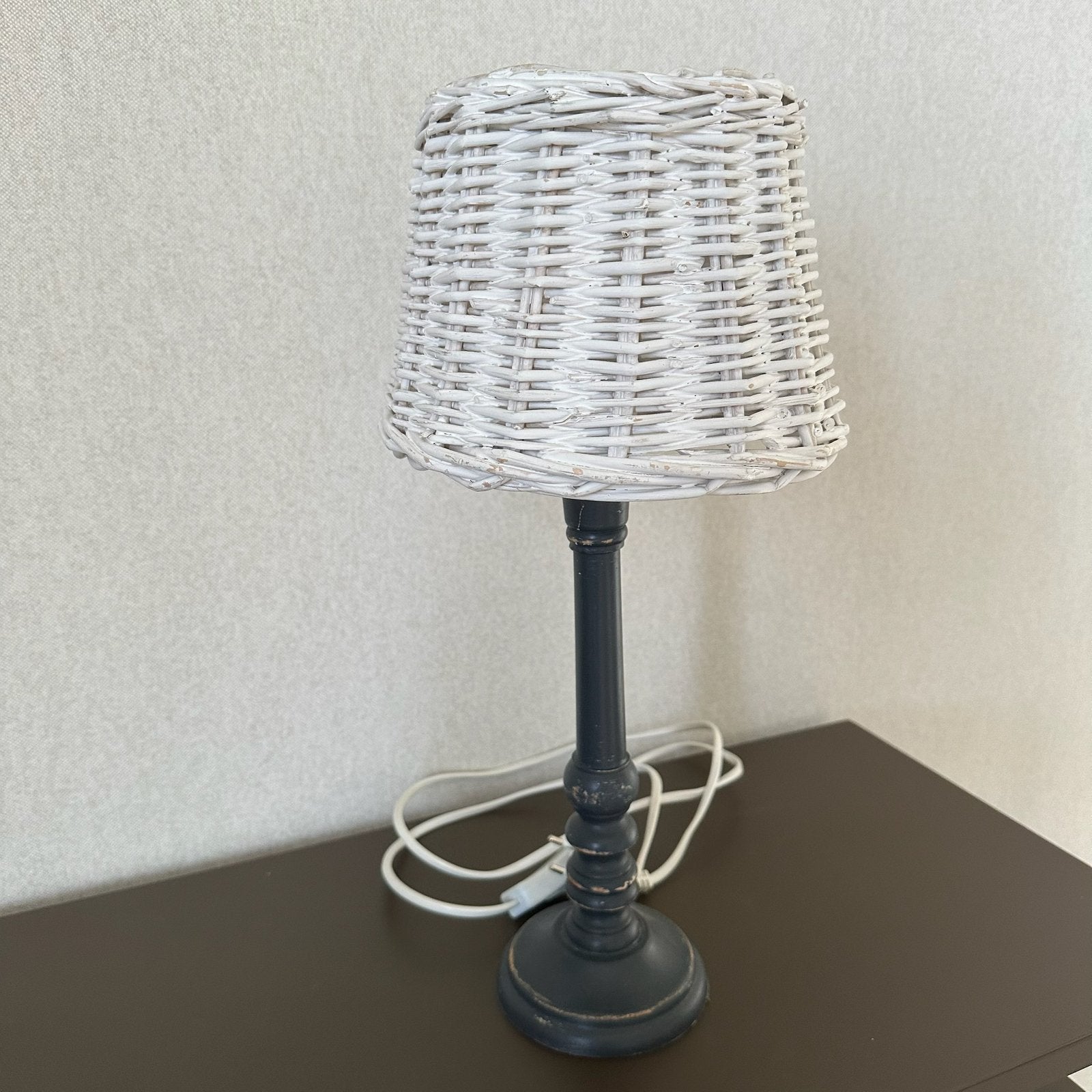 Lamp, donkergrijs, wit, countryfield kapje, Wit, Ophalen of Verzenden, Zo goed als nieuw, Schemerlamp