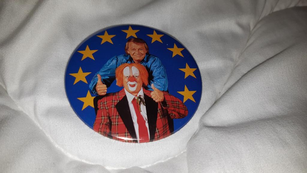 🟢 Bassie & Adriaan button europa style met sterren, Verzamelen, Verzenden, Overige onderwerpen