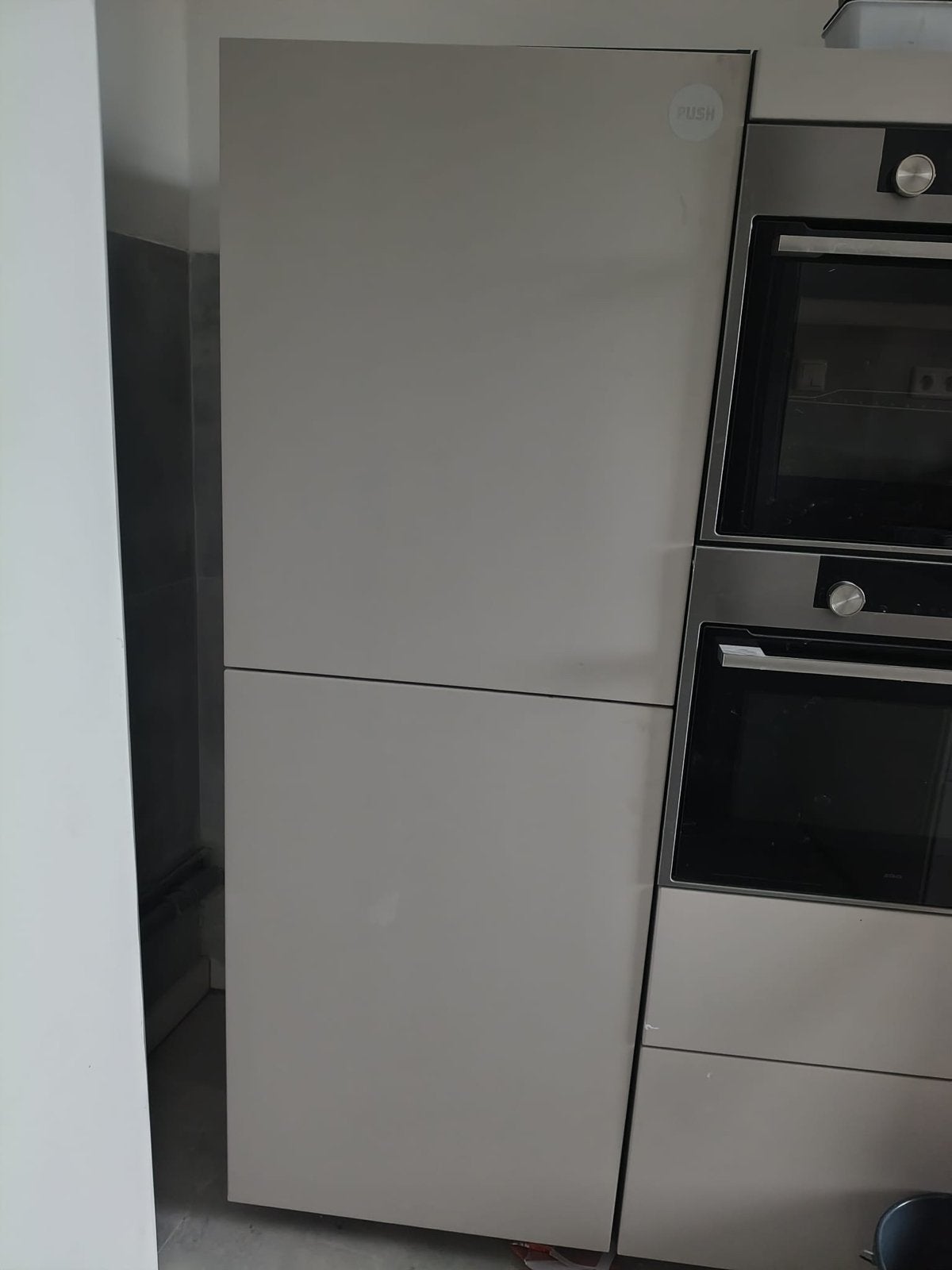 ATAG inbouwkoelkast in mooie greeploze keukenkast, Zonder vriesvak, Zo goed als nieuw, 45 tot 60 cm, 160 cm of meer